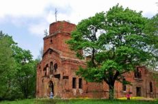 Церковь Николая Чудотворца располагается на возвышенности Сойкинского полуострова (Кингисеппский район Ленобласти). По имеющийся информации, первый храм был возведен в этом месте до 1576 года.